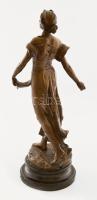 Magot vető lány. Bronzírozott ón szobor. XIX. sz. vége márvány talapzaton 45 cm