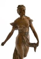 Magot vető lány. Bronzírozott ón szobor. XIX. sz. vége márvány talapzaton 45 cm