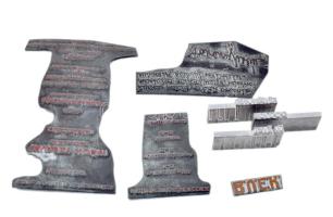 Tavaszy Noémi (1927-2018): 7 db fém nyomódúc-klisé, üdvözlő-meghívó témában. Jelzés nélkül. 1,5x4 és 14,5x9,5 cm közötti méretekben.