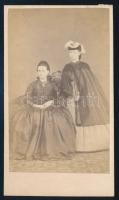 cca 1865 Két elegáns hölgy (anya és lánya) portréja, vizitkártya Mihály József egri műterméből, 10,5x6 cm