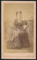 cca 1870 Elegáns hölgy portréja, vizitkártya Lojanek János nagyváradi (Grosswardein, Oradea) műterméből, 10,5x6,5 cm