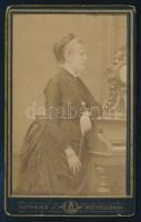 cca 1880 Elegáns hölgy portréja, vizitkártya Gutkaiss József besztercebányai (Banská Bystrica, Neusohl) műterméből, 10,5x6,5 cm