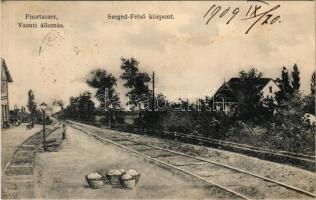 1909 Pusztaszer, Vasútállomás gőzmozdonnyal, Szeged-Felső központ. Grünwald Herman kiadása + "BUDAPEST - BÁZIÁS 4. SZ." vasúti mozgóposta bélyegző (ázott sarkak / wet corners)