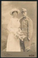 cca 1900-1910 Osztrák-magyar katonatiszt és felesége, kabinetfotó Carl Pietzner cs. és kir. udvari fényképész (Brünn, Troppau, Mährisch Ostrau, Teschen) műterméből, 16,5x10,5 cm
