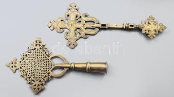 cca 1930/50 Etióp kopt keresztény körmeneti Mária-kereszt zászlóvég és körmenetvezetői kegytárgy. Etiópia, cca 1930/40, fémötvözet, m: 28-33 cm /// cca 1930-1950 Ethiopian Coptic Christian processional Marian cross finial and ceremonial leader's devotional object. Ethiopia, c. 1930-1940, metal alloy, height: 28-33 cm