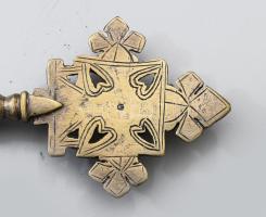 cca 1930/50 Etióp kopt keresztény körmeneti Mária-kereszt zászlóvég és körmenetvezetői kegytárgy. Et...