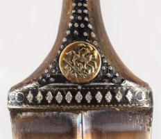 Dzsambia / Handzsár. Jemen, 20. sz. első harmada, iparművész munka, berakásokkal díszített csont mar...