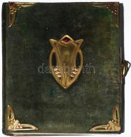 cca 1900-1910 Régi fotóalbum összesen 17 db keményhátú fotóval (vizitkártyák, kabinetfotók), többségében külföldi (osztrák, cseh) műtermekből, közte néhány magyarral (Rembrandt, Győr; Békei Ödön, Bp.), szecessziós fémveretekkel díszített, zöld bársonyborítású, kapcsos albumban, kissé viseltes borítóval, helyenként sérült albumlapokkal, 27,5x21x6 cm
