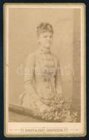 cca 1880 Elegáns fiatal lány portréja, vizitkártya Gondy és Egey debreceni műterméből, 10,5x6,5 cm
