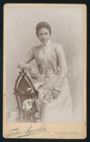 cca 1900 Elegáns fiatal lány portréja, vizitkártya Tőke Ágoston szabadkai műterméből, 10,5x6,5 cm