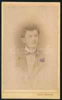 cca 1875 Fiatalember portréja (hajtókáján kézzel színezett rózsával), vizitkártya Czecz Márton budapesti műterméből, 10,5x6,5 cm (Ritka!)