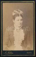 cca 1885 Elegáns hölgy portréja, vizitkártya Adler Alfréd (1855-1947) besztercei (Bistritz, Bistrita) műterméből, 11x6,5 cm (Ritka!)