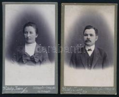 cca 1910 Hölgy és úr portréi, 2 db vizitkártya Rásky Imre diósgyőri (Diósgyőr-Vasgyár, Újdiósgyőr) műterméből, szecessziós verzóval, az egyik kissé viseltes, 10,5x6,5 cm (Ritka!)