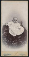 cca 1910 Kisgyermek portréja, keményhátú fotó Hirsch József (Lugos és Herkulesfürdő) műterméből, a hátoldalon ajándékozási sorokkal, kissé foltos, 16,5x8 cm