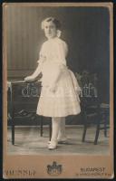 cca 1910 Elegáns fiatal lány portréja, kabinetfotó a budapesti Hunnia műteremből (a verzón nyomdahibával/elírással: ,,Fényképészeti Mütntézet"), 16,5x10,5 cm