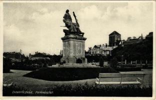 1931 Dunaföldvár, Park részlet, Hősök szobra. Somló Manó kiadása (EK)