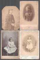 4 db kislányokat ábrázoló kabinetfotó, különféle műtermekből (közte Fiedler Gyula, Nagykanizsa; Kemény Jenő, Kassa; stb.), változó állapotban (nagyrészt viseltes, foltos), 13,5x10 cm és 17x11,5 cm között