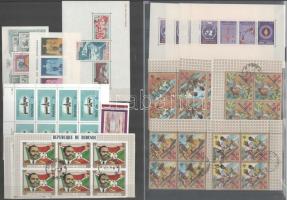 Híres emberek motívum tétel, benne kb. 135 db bélyeg + 26 db blokk és kisív, 3 db berakólap minden o...