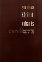 Petri György: Körülírt zuhanás. Budapest, [1974], Szépirodalmi Könyvkiadó, [1] t., 70 p., [1] sztl. lev. Első kiadás! Kiadói papírkötésben, eredeti papír védőborítóval. A költő fényképét Bence György (1941-2006) filozófus készítette. Első kiadás! A költő második kötete.