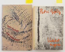 2 db könyv - Petri György: Valahol megvan. Válogatott és új versek. Budapest, [1989], Szépirodalmi Könyvkiadó, [Kner Nyomda, Gyomaendrőd], 270 p. Kiadói egészvászon kötésben, eredeti papír védőborítóval. A borító- és kötésterv a szerző munkája. A költő fényképét Szilágyi Lenke készítette. Részben első kiadás! A költő első gyűjteményes kötete. Petri Györgyöt a cenzurális tiltás akkor sújtotta, amikor 1984-ben New Yorkban megjelent kötetében (Hólabda a kézben) publikálta Leonyid Iljics Brezsnyev halálára írt versét. Politikai és versírói aktivitása kisebb-nagyobb pulzálásokkal folytatódott a nyolcvanas években; újabb verseinek gyűjteményét is szamizdat formában bocsátotta közre 1985-ben Azt hiszik címmel. Még a Kádár Jánost leváltó pártértekezlet után is húzódott-halasztódott újbóli föltűnése az állami könyvkiadásban. 1988-ban a Szépirodalmi Könyvkiadó felkérte ugyan válogatott verseinek összeállítására, de a skandalumnak számító versek ebben sem jelenhettek meg, maga a gyűjtemény végül csak 1989-ben látott napvilágot Valahol megvan címmel. + Petri György: Ami kimaradt. Budapest, [1989], Aura Kiadó, [Békéscsabai Konzervgyár Nyomdája], 128 p. Kiadói puha papírkötésben. A borítót Sulyok Miklós grafikájának felhasználásával Köböl Vera tervezte. A költő fényképét Szilágyi Lenke készítette. Első kiadás! Kötetünk tartalmazza mindazt, ami kimaradt a Valahol megvan című kötetből - politikai vagy terjedelmi okokból. A szamizdatban sem publikált és az újabban keletkezett verseket a Mi jön még? ciklusban közöljük. Ötven vagy száz év múlva az számít majd, mit írt a költő. Számunkra az is fontos, hogy akkor írta, amikor a Hatalom ezt rossz néven vette.