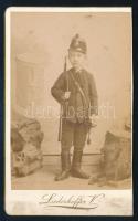cca 1880 Kisfiú katonaruhában, keményhátú fotó Liederhoffer Villmos budapesti műterméből, 10,5×6,5 cm