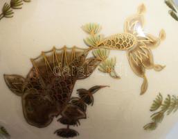 Zsolnay aranyhal mintás kancsó. cca 1885, magastüzű mázakkal festett finomfajansz, aranykontúrozott ...