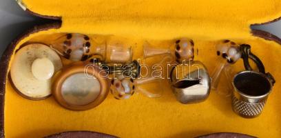 10 darabos régi gyermekjáték- és bolha tétel, közte ritka antik játékkal.