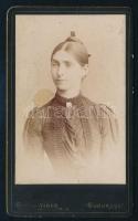 cca 1880 Fiatal hölgy portréja, keményhátú fotó Gustav Waber bukaresti műterméből, 10,5×6,5 cm