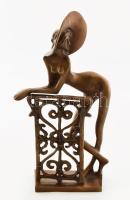 Kutas László (1936-): Kalapos akt. Bronz, márvány talapzaton, jelzett, m: 31 cm