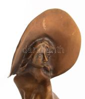 Kutas László (1936-): Kalapos akt. Bronz, márvány talapzaton, jelzett, m: 31 cm