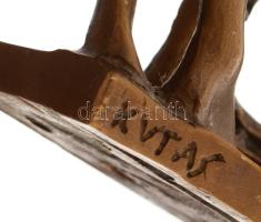 Kutas László (1936-): Kalapos akt. Bronz, márvány talapzaton, jelzett, m: 31 cm