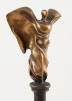Asszonyi Tamás (1942-): Niké. Bronz, márvány talapzaton, jelzés nélkül, m: 30 cm /// Proveniencia: a...