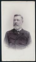 cca 1890 Idős úr portréja, keményhátú fotó Ravasz Imre aradi műterméből, vágott karton, 16×9 cm