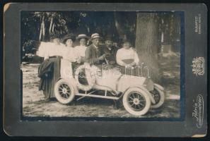 cca 1900 Családi portré, keményhátú fotó Breuer Mátyás "Adria" fényképészeti műterméből, 16,5×10,5 cm