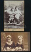 cca 1910 Műtermi gyerekportrék, 2 db keményhátú fotó Zeffer Lukács (Dés, Szamosújvár) műterméből, 16,5×10,5 cm