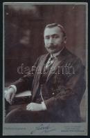 cca 1900 Férfiportré, keményhátú fotó Fekete Sándor nagyváradi műterméből, 16,5×10,5 cm