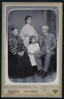 cca 1910 Családi portré, keményhátú fotó Gere István sepsiszentgyörgyi műterméből, kopásnyomokkal, 16,5×10,5 cm