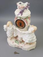 Kislány alakokkal antik fajansz asztali óra. Német vagy osztrák, cca 1920, jelzett: JM és sorszám, kulccsal, sérüléssel, 32x41 cm