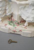 Kislány alakokkal antik fajansz asztali óra. Német vagy osztrák, cca 1920, jelzett: JM és sorszám, k...