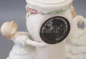 Kislány alakokkal antik fajansz asztali óra. Német vagy osztrák, cca 1920, jelzett: JM és sorszám, k...