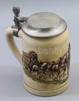 Plasztikus lovas motívummal díszített ónfedeles söröskorsó, jelzés nélkül, hibátlan, m: 17 cm