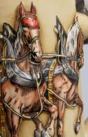 Plasztikus lovas motívummal díszített ónfedeles söröskorsó, jelzés nélkül, hibátlan, m: 17 cm