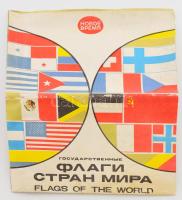 1968 Flags of the World / A világ zászlói, nagyméretű, színes poszter, orosz és angol nyelven feliratozva, kissé viseltes állapotban, 56x87 cm