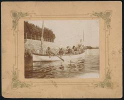 cca 1900 Csónakázó társaság, kartonra kasírozott fotó, felületi karcolásokkal, 8×10,5 cm