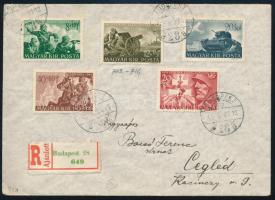 1942 Katona sor ajánlott levélen, levélzáróval / Mi 682-686 on registered cover, with label