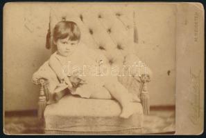 cca 1890 Kisgyerek portréja, keményhátú fotó Osztapovitz máramarosszigeti műterméből, 10,5×16,5 cm