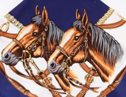 Sötétkép alapon lovas kendő, 76x76 cm