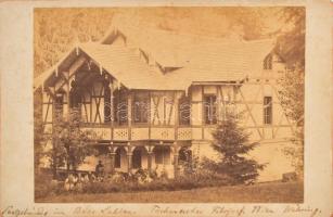 cca 1900 Lublófüred (Bad Lublau/Ľubovnianske Kúpele,Kúpele Lubovna) fürdőház fotója, fotó kartonon, feliratozva, kissé foltos kartonnal, 11x16 cm