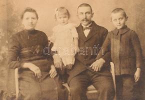 cca 1890 Családi fotó, keményhátú fotó, Komárom, Reitter G. műterméből, vágott, 10x14 cm