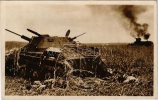 1943 Kilőtt szovjet tank holttestekkel. Hollenzer haditudósító felvétele. Haditudósító Kiállítás Budapest 1943 / WWII Hungarian military, Soviet tank with dead bodies + "1943 V. 9. HADITUDÓSÍTÓ KIÁLLÍTÁS A PESTI VIGADÓBAN MÁJUS 2-12-IG" So. Stpl (EK)